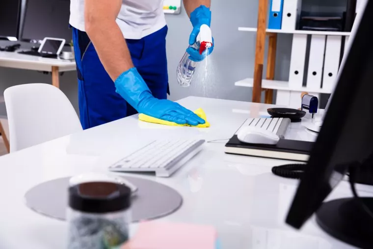 Nettoyer des bureaux d'entreprise dans un immeuble à Toulon, Toulon, SHINE ECOPRO & NAVIGO